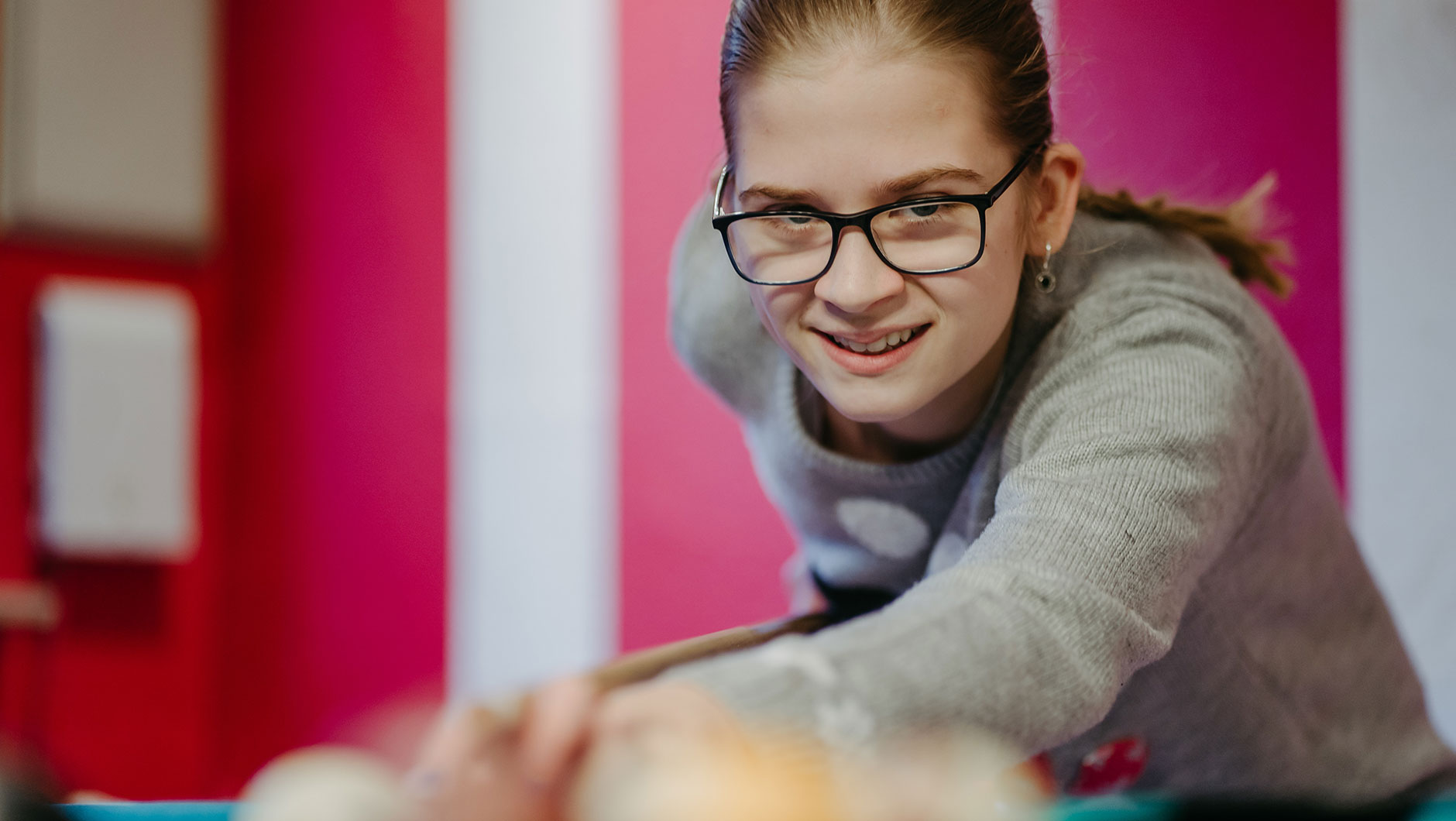 Billard-Fly-Kinder-und-Jugendtreff Mädchen spielt im Fly Kinder- und Jugendtreff Billard