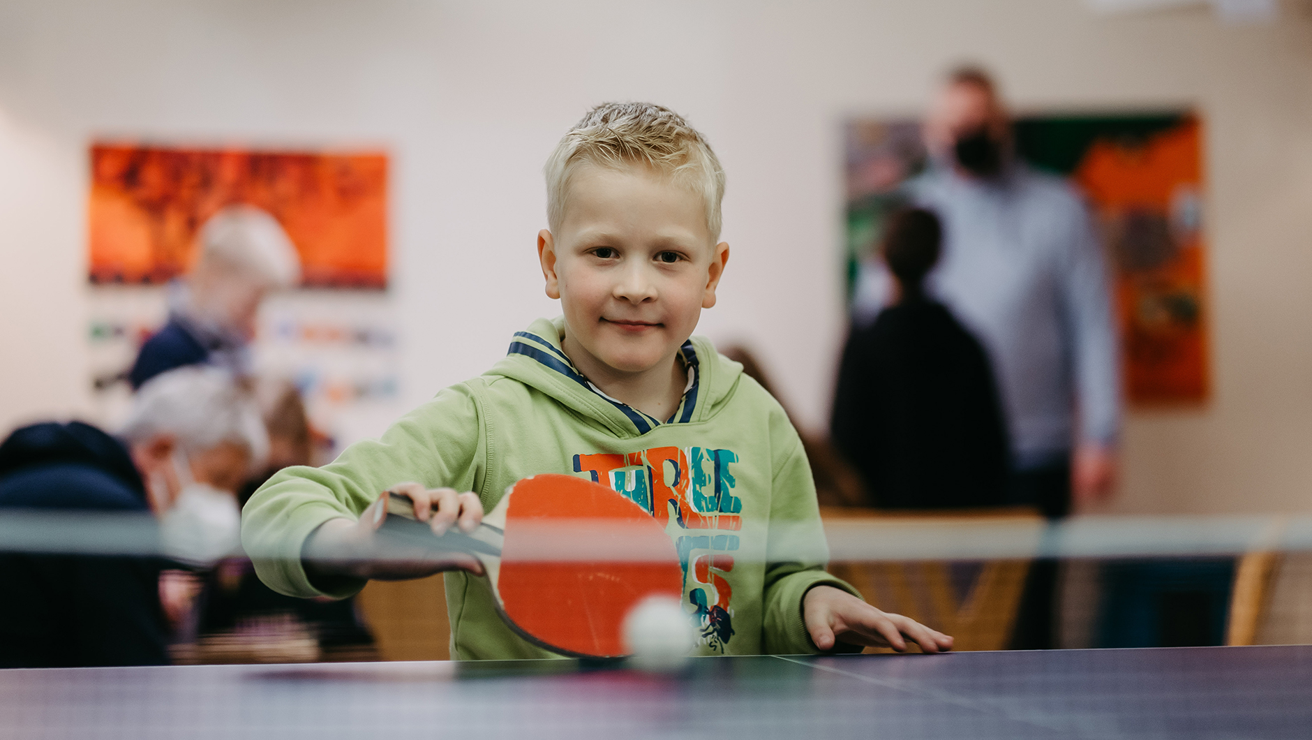 Tischtennis-Fly-Kinder-und-Jugendtreff Junge spielt im Fly Kinder- und Jugendtreff Tischtennis